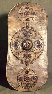 बैटरसी शील्ड, c.350-50 ईसा पूर्व (लाल कांच के साथ कांस्य)
